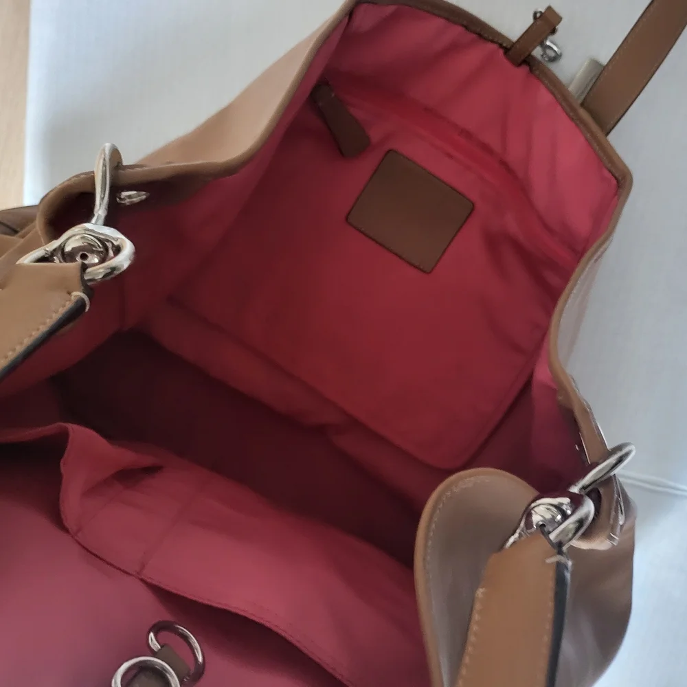 Coach Hadley Duffle Bag . - Picture 2 of 16